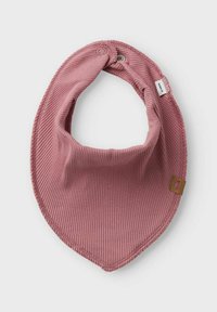 Rosa gerippter Baby-Lätzchen aus Stoff mit Druckknopfverschluss und kleinem weißen Markenschild auf hellem Hintergrund.