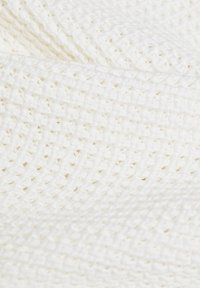 Woven white fabric z teksturowanym, żeberkowym wzorem, charakteryzujący się miękkim, przewiewnym wyglądem oraz lekko odblaskowym połyskiem.