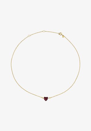 Collier en chaîne dorée avec une pierre précieuse centrale en forme de cœur rouge, entourée de petites perles rondes de chaque côté. Design simple, texture lisse.