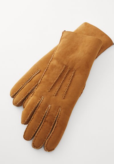 Guanti in suede marrone con una texture liscia, dotati di quattro dita e dettagli di cucitura strutturata lungo le cuciture e il palmo.