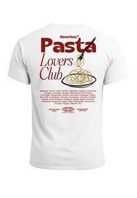 Weißes T-Shirt mit rotem Text, der "Pasta Lovers Club" liest, sowie verschiedenen Pasta-Sorten aufgelistet und einer Illustration von Spaghetti und einer Gabel.