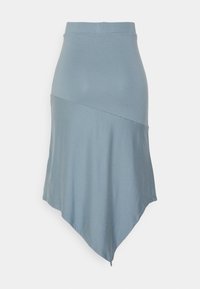 Saia azul-claro assimétrica feita de um tecido suave. Apresenta uma cintura ajustada e um design drapeado com uma bainha em ponta.