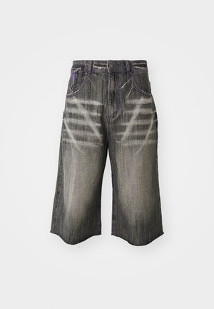 Dunkelgraue Denim-Shorts mit einem ausgewaschenen Design. Mit kontrastierenden lila Nähten und einer lockeren, weit geschnittenen Silhouette.