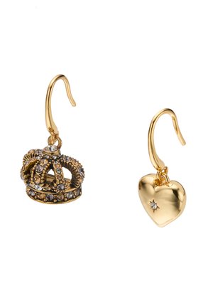 Złote kolczyki z haczykami; jeden ma koronę ozdobioną przejrzystymi kamieniami, drugi gładkie serce z małym osadzonym kamieniem.