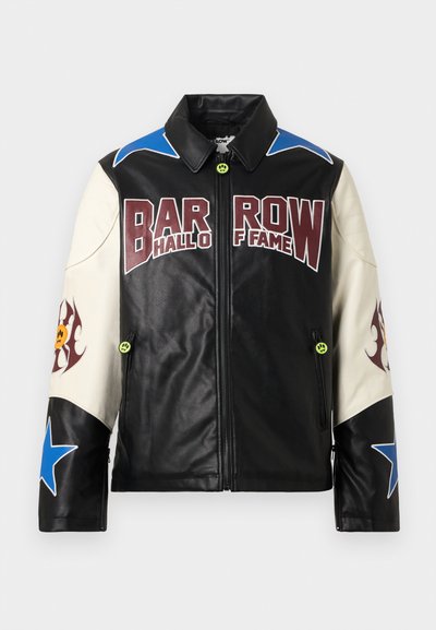 Schwarze, weiße und blaue Lederjacke mit blauen Sternen auf den Ärmeln, dem Text "BARROW Hall of Fame" auf der Vorderseite und gelben Smiley-Gesicht-Reißverschluss-Zippern.