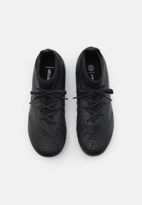 Schwarze Fußballschuhe mit strukturierter Oberfläche, ausgestattet mit einem Schnürdesign und einem sockenähnlichen Kragen. Glatte Zehenpartie und ausgeprägte Griffmuster.