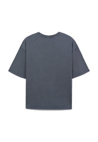 T-shirt court à manches courtes, oversized, de couleur gris foncé uni, posé à plat montrant le dos avec un col rond et des coutures d'épaule abaissées.