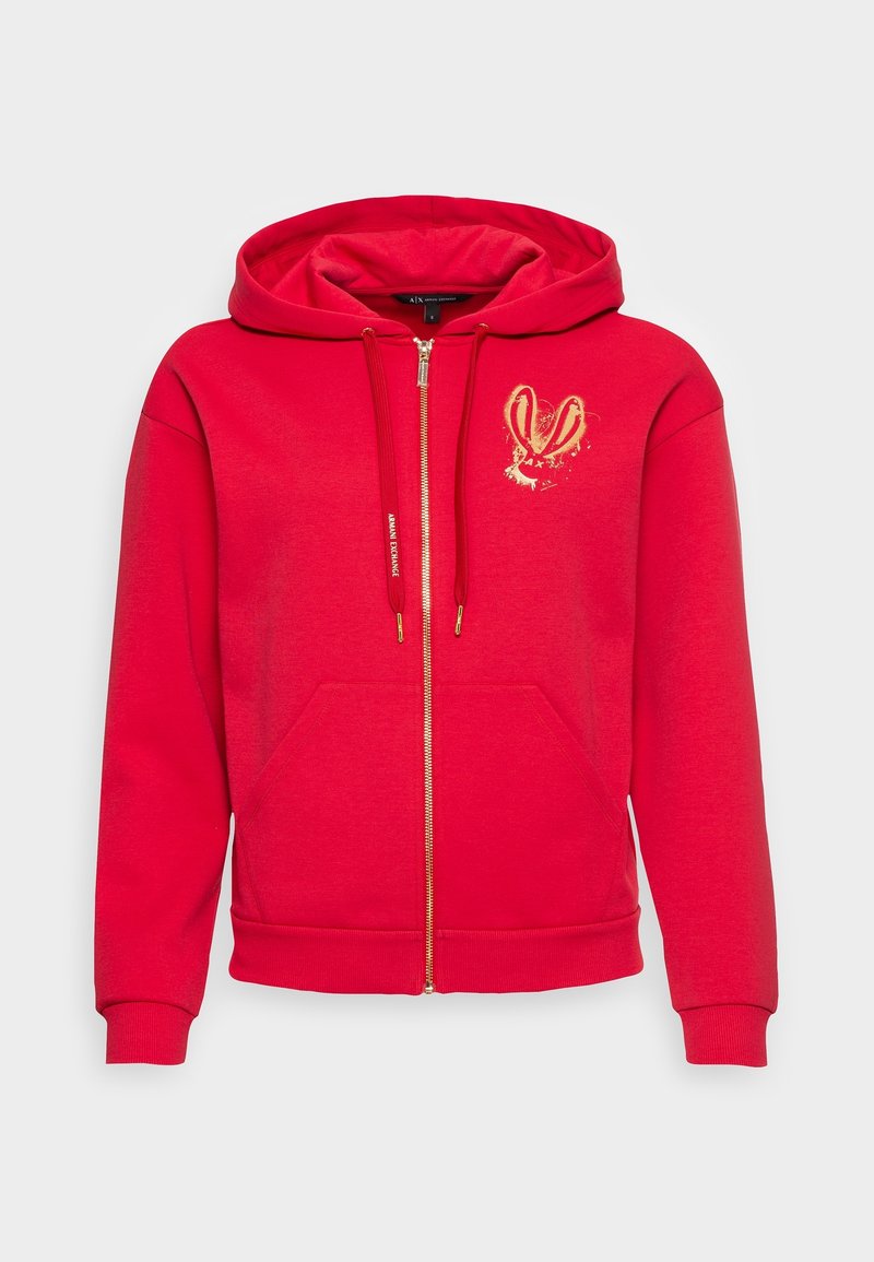 Roter Reißverschluss-Hoodie aus weichem Stoff, mit einer Fronttasche und goldenen Akzenten, einschließlich eines markanten Grafiks auf der Brust.