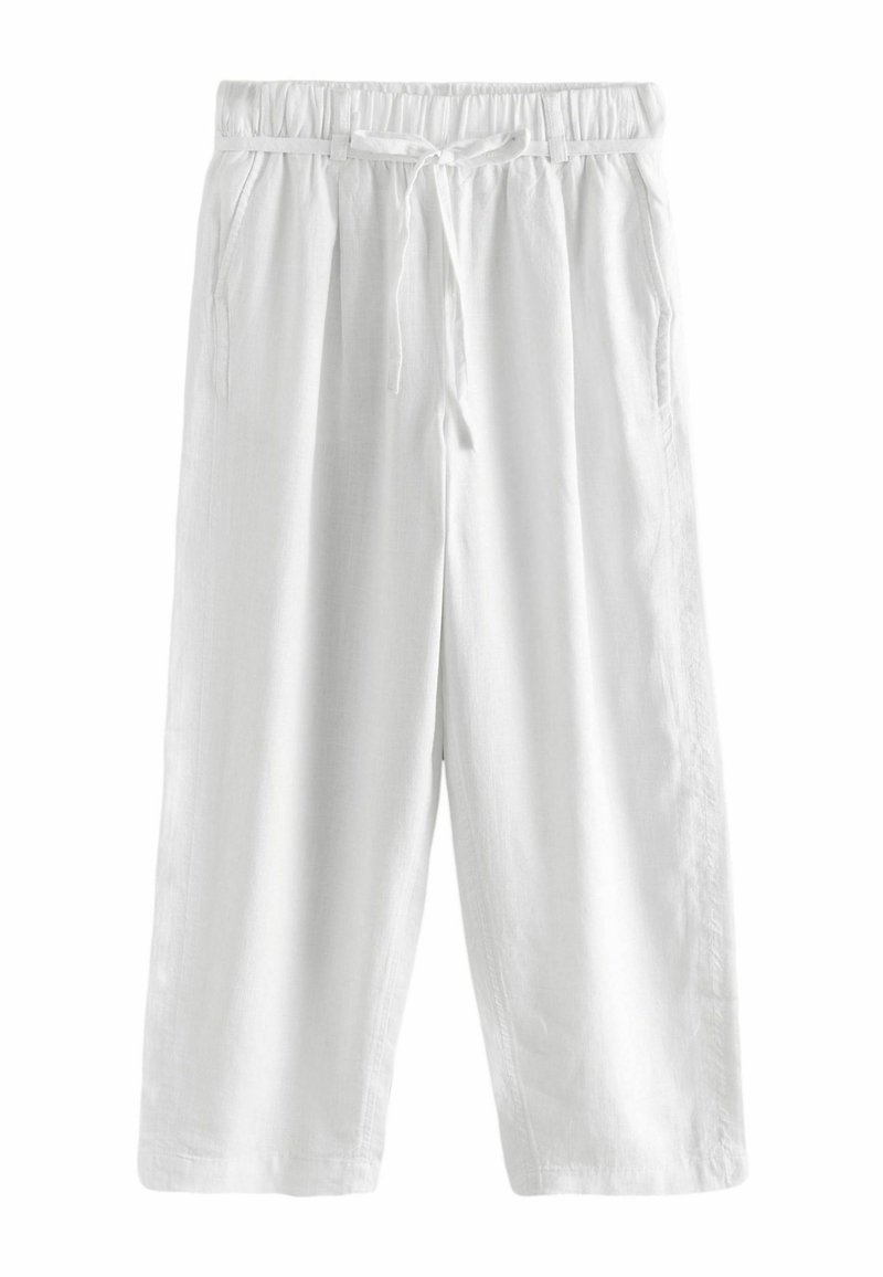 Bílé lněné kalhoty typu culottes s elastickým pasem, stahovací šňůrkou a postranními kapsami; volný střih a lehká textura.