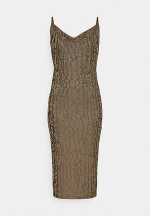 Ermeløs olivengrønn kjole med et teksturert mønster som ligner på bark. Fitted silhuett, midtlengde, med V-hals og glatt stoff.