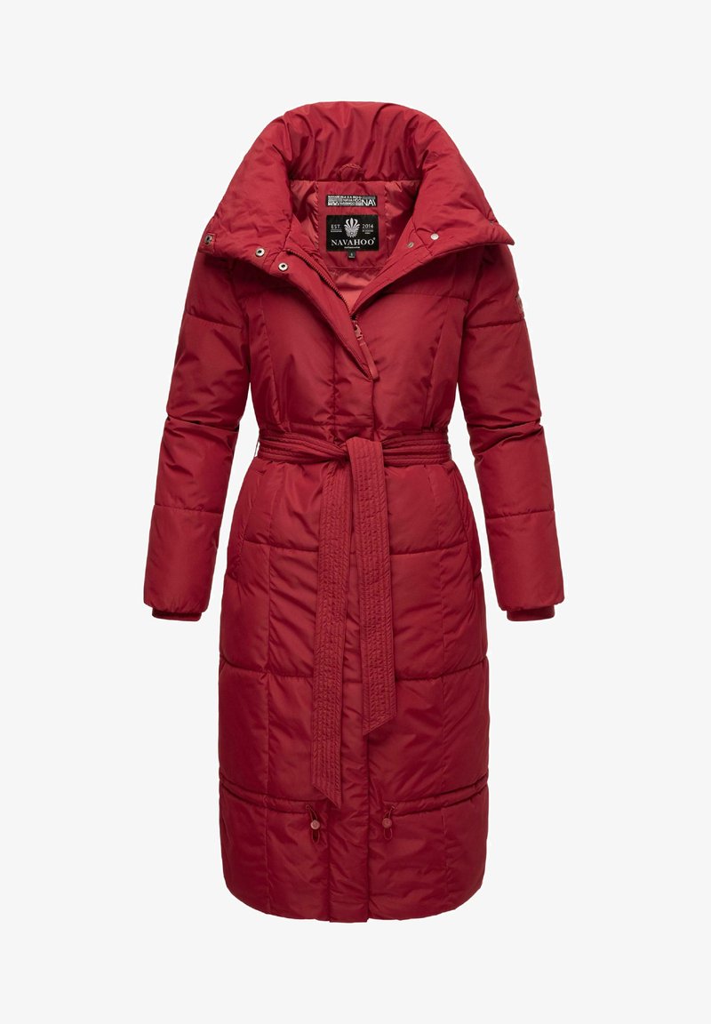 Cappotto imbottito rosso con colletto alto, vita cinturata e maniche lunghe. Presenta un design trapuntato e un dettaglio con cordino all'orlo.