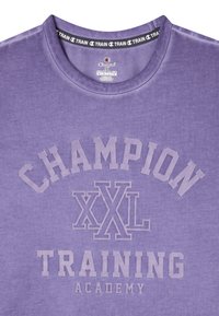 Fioletowa krótka koszulka z rękawem o okrągłym dekolcie. Posiada wypukły nadruk: "ATAK AMATORÓW XXL". Wykonana z miękkiej, fakturowanej tkaniny.