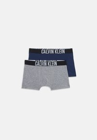 Due paia di boxer da uomo; uno grigio e uno blu navy. Entrambi presentano una cintura elastica nera con il logo "CALVIN KLEIN" in bianco. Tessuto morbido.