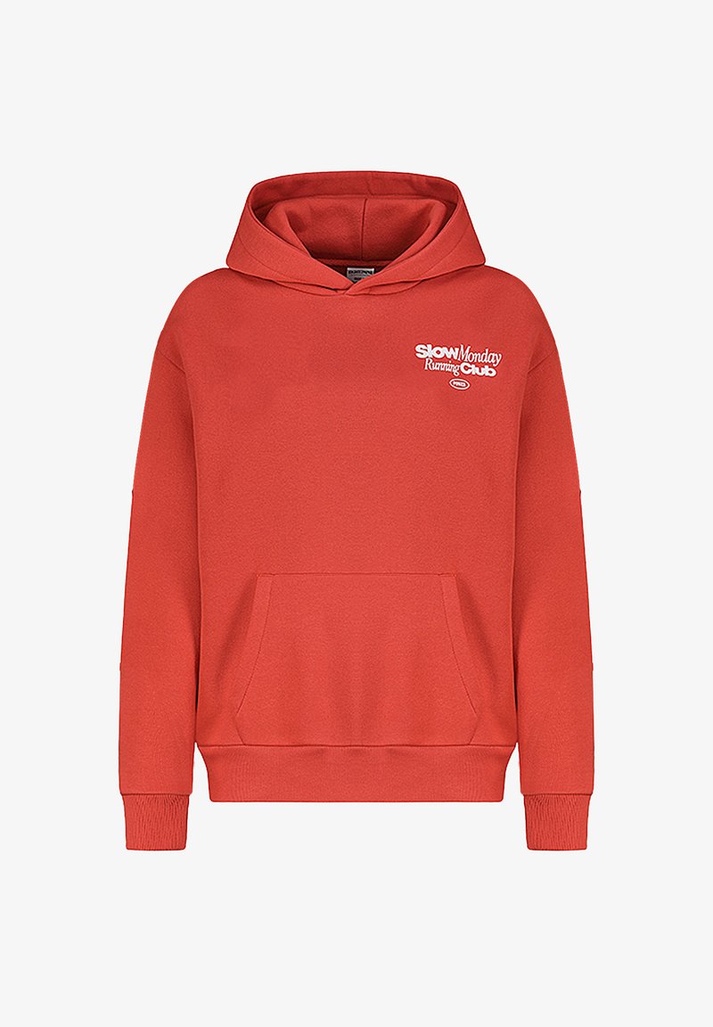 Rote Kapuzenjacke mit Kängurutasche, gerippten Bündchen und Saum. Auf der Vorderseite befindet sich der Text "Slow Monday Running Club" in Weiß. Weicher Stofftextur.