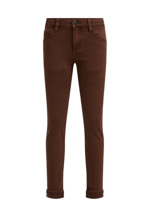 Brune slim-fit jeans med forreste knap, bæltestropper, forlommer og opsmøgede manchetter ved anklerne mod en hvid baggrund.