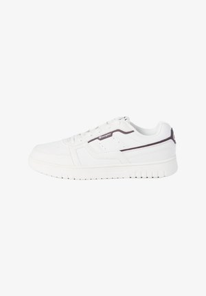 Witte sneakers met een gladde leren textuur, met een contrasterende donkere accent, ronde neus en gestructureerde rubberen zool.