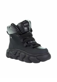 Czarne, wysokie trampki wykonane z gładkiej skóry i wyściełanego tekstylnego materiału, z grubą, falistą podeszwą, okrągłym noskiem i płaskimi sznurówkami. Logo na języku.