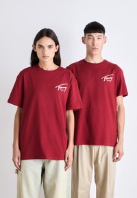 Tommy Jeans SIGNATURE TEE - T-shirt estampada - regatta red