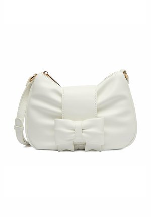 Bílá kožená kabelka přes rameno s velkou mašlí na přední straně a zlatým zipem, na bílém pozadí.