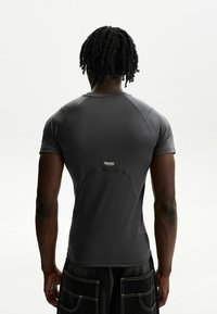 Bershka SLIM FIT SHORT SLEEVE WITH SEAM DETAILS - T-shirts basic - grey