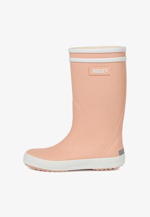 Bottes de pluie en caoutchouc rose avec des accents blancs, une semelle texturée et un patch logo rectangulaire. Surface lisse et design droit, hauteur intermédiaire.