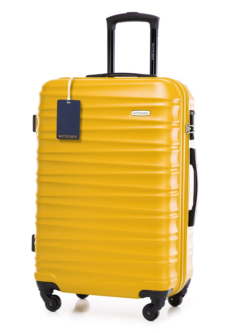 Žlutý kufr s vroubkovaným tvrdým pláštěm, černou rukojetí a koly, kovovým zipem a připojenou visačkou. Logo viditelné na boku.