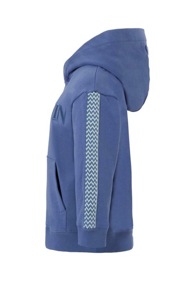 Felpa blu con cappuccio e striscia a zig-zag sulla manica, dotata di tasca a marsupio, mostrata in vista laterale su uno sfondo bianco.