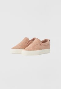 Rosa blonde slip-on sko med teksturert overdel, elastiske sideaksenter og hvit gummisåle. Minimalistisk design med en jevn finish.