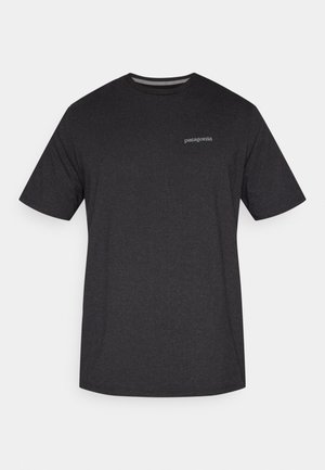 Must lühikeste varrukatega T-särk, mis on valmistatud tekstureeritud kangast, ümara kaelusega ja vasakul rinnal väikese valge Patagonia logoga.