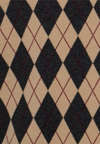 Tessuto a maglia con sfondo beige e un motivo argyle ripetuto in diamanti neri, contornati da cuciture rosse. Superficie testurizzata.