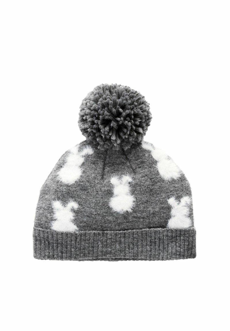 Bonnet en tricot gris avec un pompon duveteux, arborant des motifs de lapins blancs et une texture côtelée en bas.