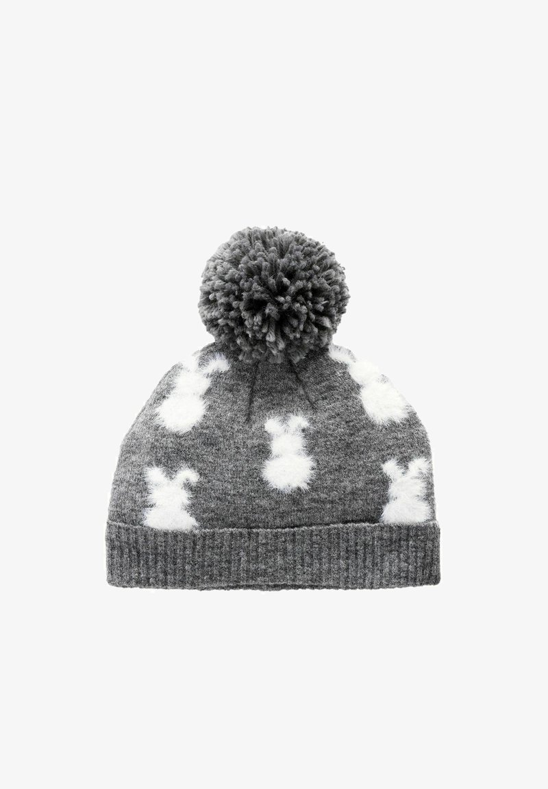 Grå strikket hue med en plys pom-pom, med hvide kaninmønstre overalt og ribbet tekstur i bunden.