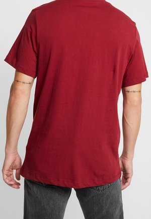 Bordowy bawełniany T-shirt o luźnym kroju, z krótkimi rękawami i okrągłym dekoltem; charakteryzuje się gładką teksturą i prostym wykończeniem dołu.