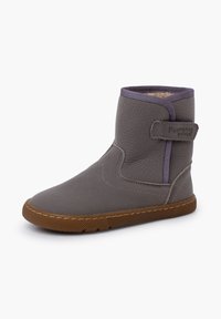 Stivaletto in pelle grigia con finitura testurizzata, dettagli viola e una fascia in velcro. Suola in gomma per aderenza e durata.