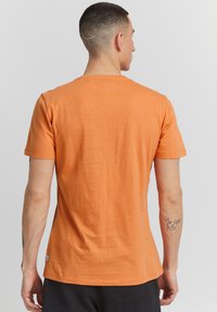Blend BHADAMUS - Apdrukāts T-krekls - dusty orange