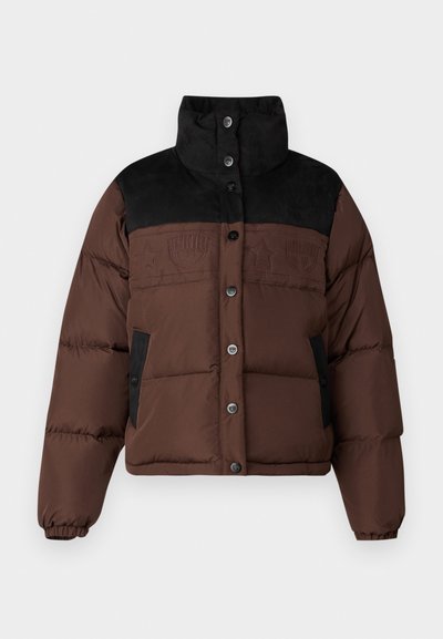 Brun uppblåsbar jacka med svart krage, med knappad front, sidofickor och broderade stjärndetaljer på bröstet.