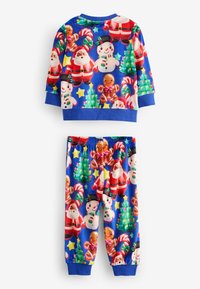 Ensemble de pyjama bleu avec des motifs festifs de dessins animés de Santa, bonhommes de neige, bonhommes en pain d'épice et sapins de Noël. Tissu doux avec des poignets côtelés.