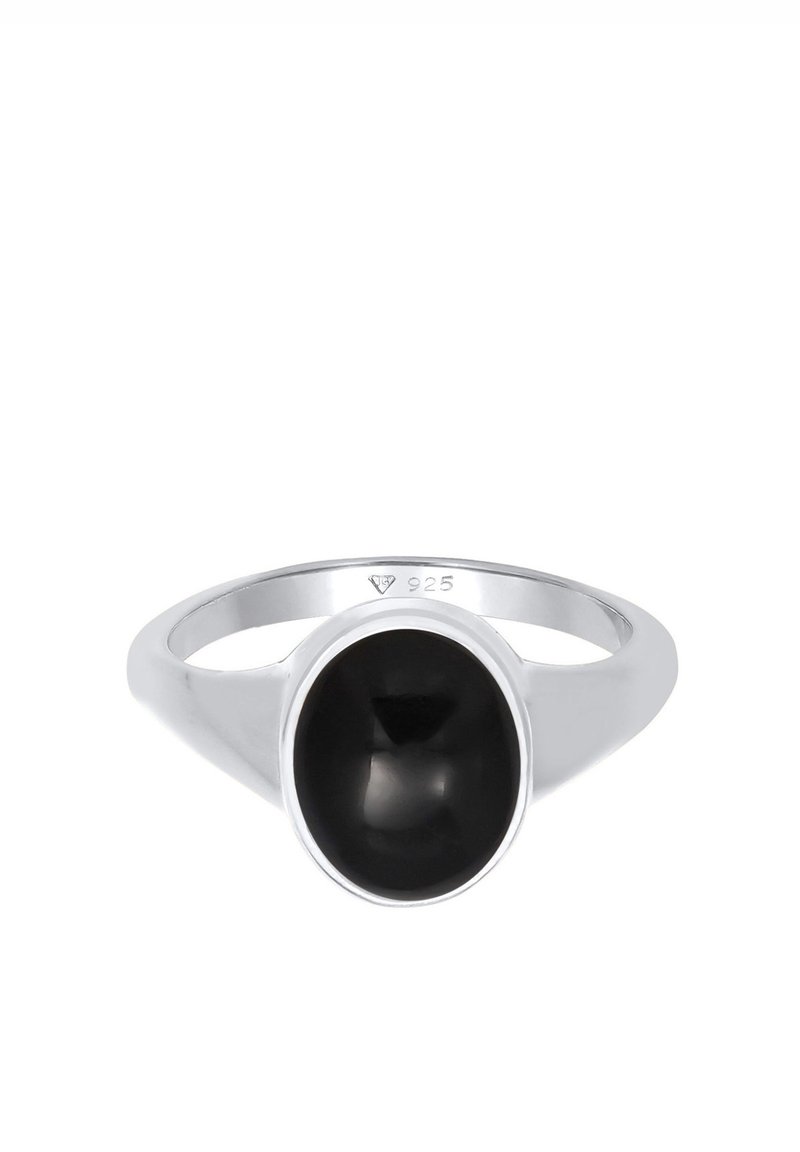 Bague en argent sterling avec une pierre d’onyx noire ovale lisse, montée sur une simple anneau marqué "925" à l’intérieur.