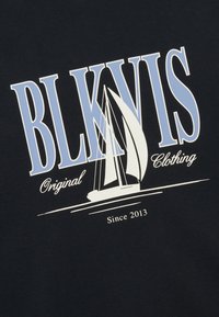 Logo BLKVIS avec de grandes lettres bleues, un graphisme d'un voilier blanc, texte en cursive "Original Clothing" et "Since 2013" sur fond noir.