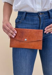 Gusti Leder CARLO - Portemonnee - brown