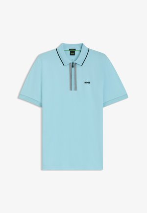 Lyseblå polo shirt med en zip-halvåbning, sort- og hvidstribede kraveaccenter og et lille sort "BOSS" logo på venstre bryst.