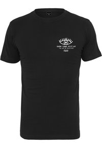 Sort bomulds t-shirt med et hvidt grafik af et øje og teksten "KEND DIN SKÆBNE PALMENS KUNST" på brystet. Korta ærmer, rund hals.