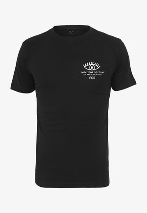 Must cottont-särk mustal põhjas, millel on valge graafika silmaga ja tekst "TUNNE OMA SAATUST PALMISROPOORIA KUNST" rinnal. Lühikesed varrukad, ümar kaelus.