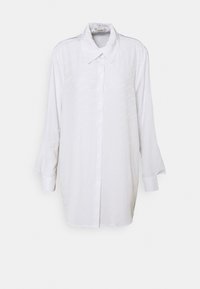 Camicia bianca a maniche lunghe con colletto ampio e motivo di marchio sottile, esposta su uno sfondo bianco uniforme.