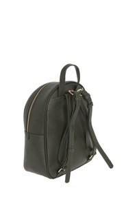 Zaino in pelle verde oliva con forma arrotondata, chiusura a zip, spallacci regolabili e dettagli in hardware dorato. Presenta una superficie texture.