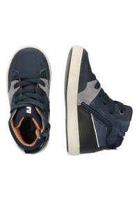 Navy high-top sneakers met bovenwerk van suède en textiel, grijze accenten, platte veters, rubberen zool en contrasterende tan binnenvoering. Zijrits voor eenvoudig aan- en uittrekken.
