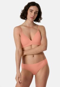 Conjunto de sujetador y braguita a juego de la marca Peach. Tela suave y elástica, diseño sencillo, tirantes ajustables en el sujetador, bordes sin costuras.