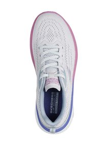 Zapatilla deportiva blanca con parte superior de malla transpirable, detalles en lavanda y azul, cordones texturizados y plantilla acolchada etiquetada "Air Cooled Goga Mat".