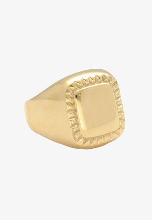 Bague sigillaire en or avec un dessus carré, présentant un bord texturé avec des accents pointus, une finition lisse et une surface polie.