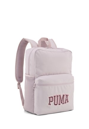 Zaino Puma rosa chiaro con spallacci imbottiti, tasca frontale con zip, tasche laterali in rete e logo Puma sulla tasca frontale.
